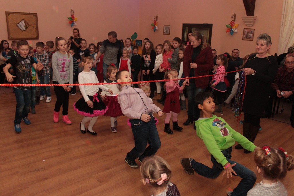 Święty Mikołaj rozpoczął wizytę u dzieci w gminie Kunice