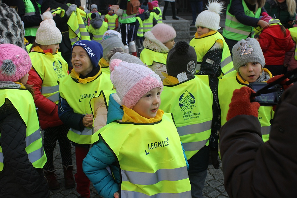 Legnickie przedszkolaki otrzymały kamizelki odblaskowe