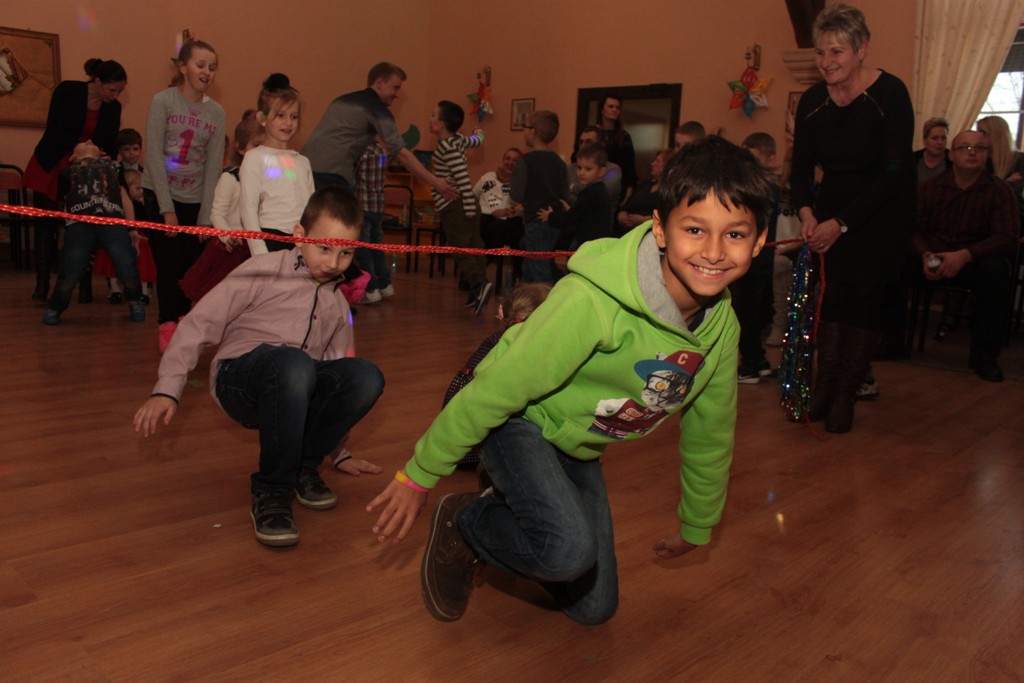 Święty Mikołaj rozpoczął wizytę u dzieci w gminie Kunice