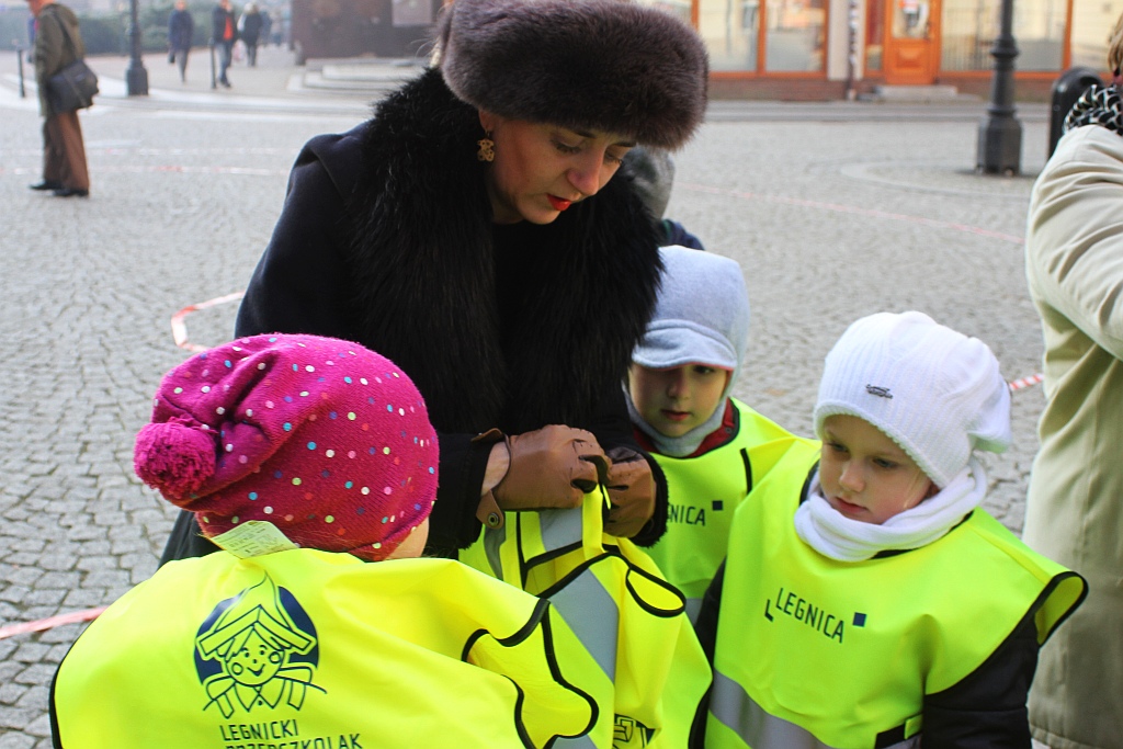 Legnickie przedszkolaki otrzymały kamizelki odblaskowe