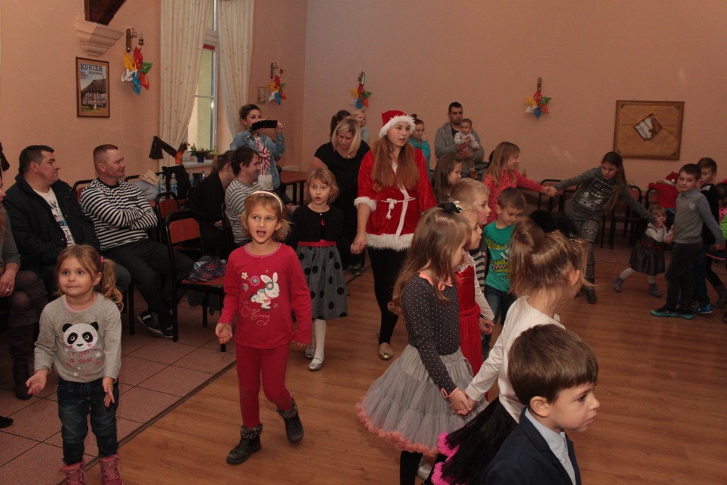 Święty Mikołaj rozpoczął wizytę u dzieci w gminie Kunice