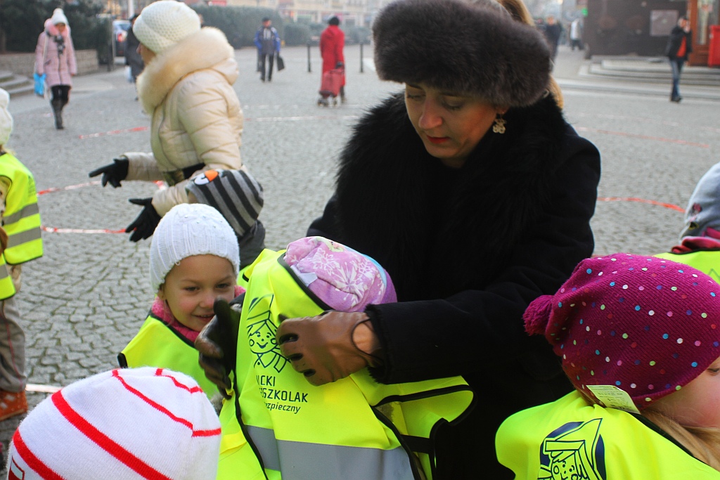 Legnickie przedszkolaki otrzymały kamizelki odblaskowe