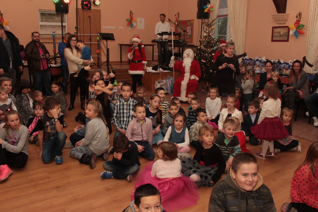 Święty Mikołaj rozpoczął wizytę u dzieci w gminie Kunice