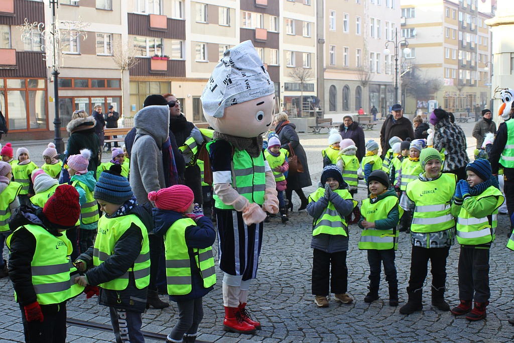 Legnickie przedszkolaki otrzymały kamizelki odblaskowe