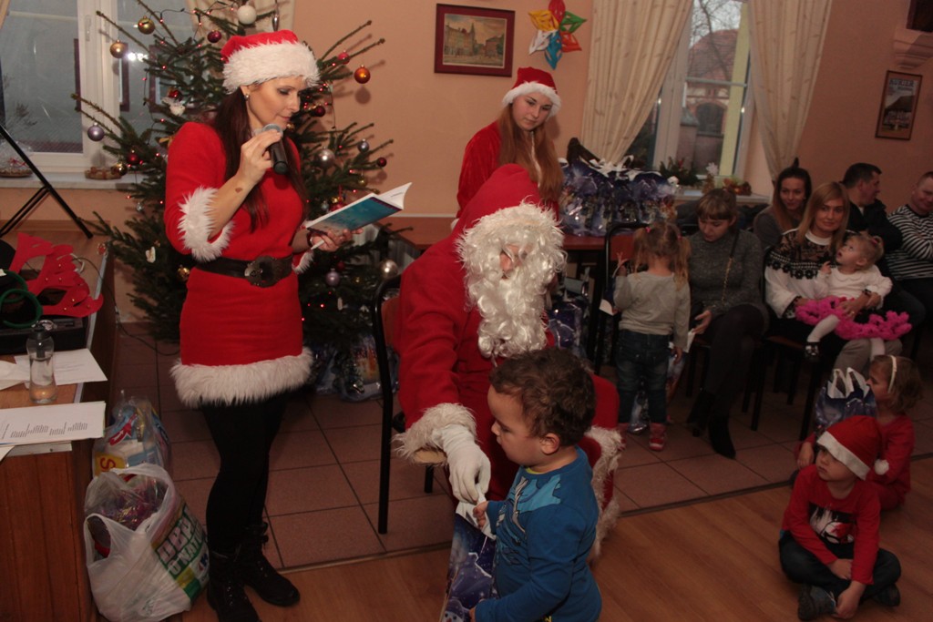 Święty Mikołaj rozpoczął wizytę u dzieci w gminie Kunice