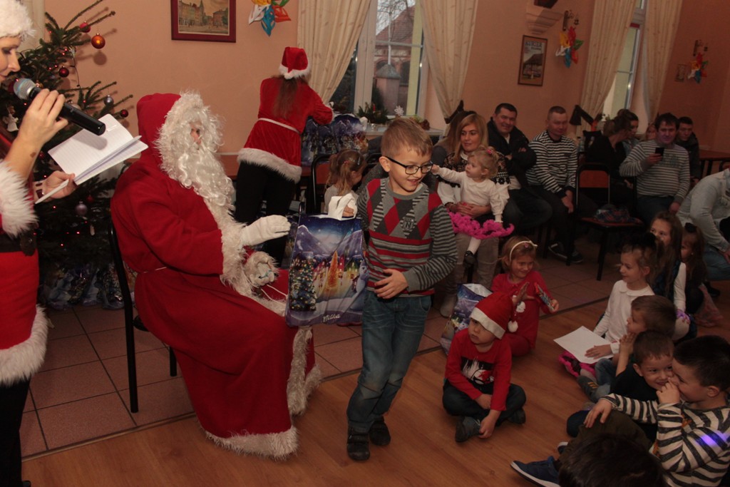 Święty Mikołaj rozpoczął wizytę u dzieci w gminie Kunice