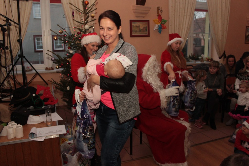 Święty Mikołaj rozpoczął wizytę u dzieci w gminie Kunice