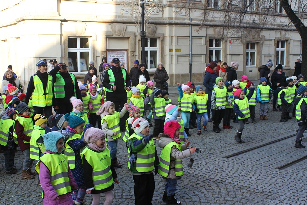 Legnickie przedszkolaki otrzymały kamizelki odblaskowe