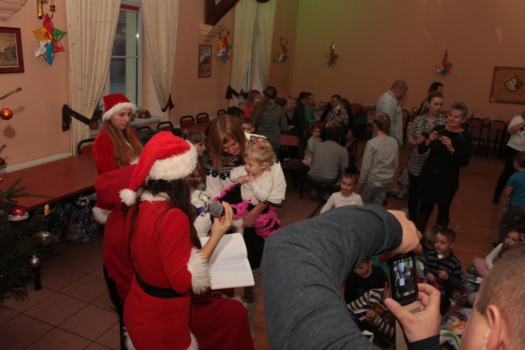 Święty Mikołaj rozpoczął wizytę u dzieci w gminie Kunice