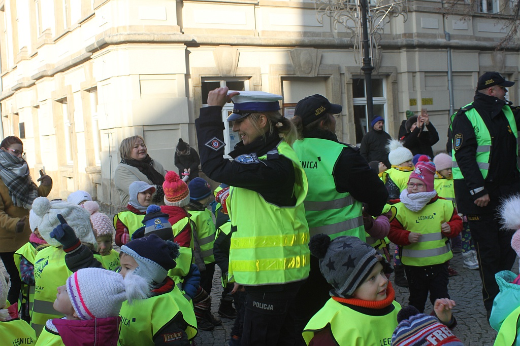 Legnickie przedszkolaki otrzymały kamizelki odblaskowe
