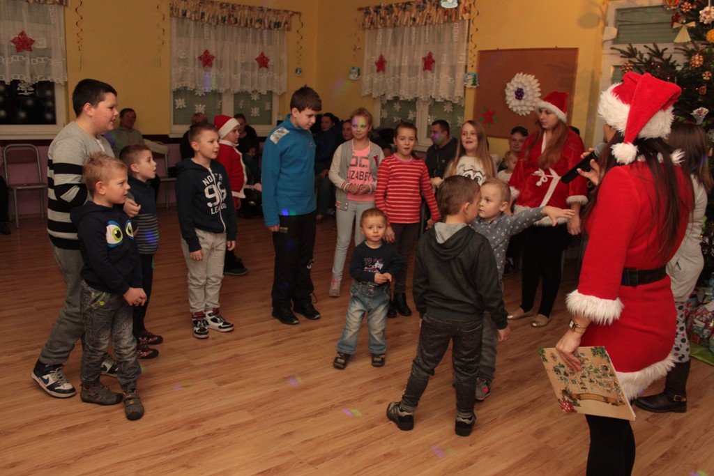 Święty Mikołaj rozpoczął wizytę u dzieci w gminie Kunice