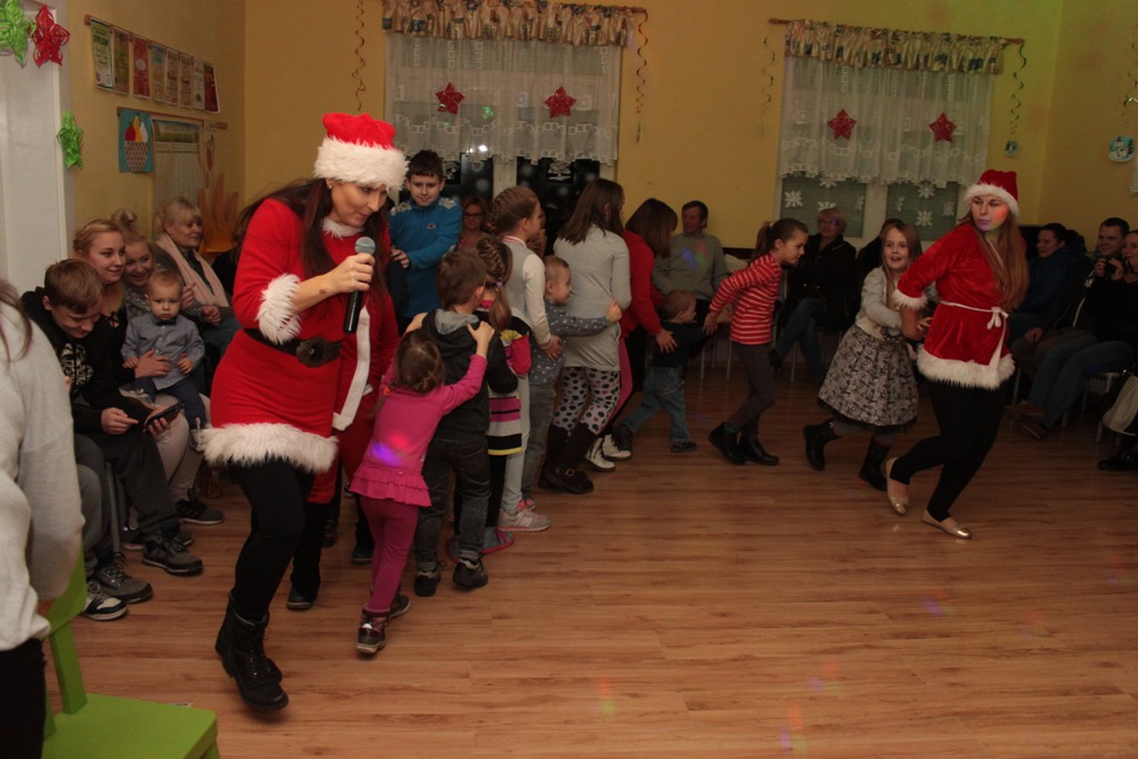 Święty Mikołaj rozpoczął wizytę u dzieci w gminie Kunice