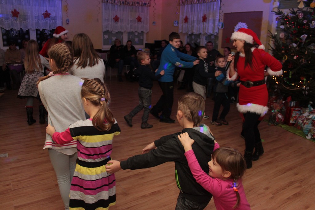 Święty Mikołaj rozpoczął wizytę u dzieci w gminie Kunice