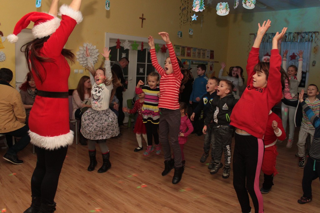 Święty Mikołaj rozpoczął wizytę u dzieci w gminie Kunice