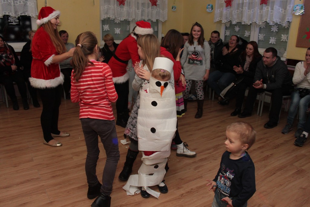 Święty Mikołaj rozpoczął wizytę u dzieci w gminie Kunice