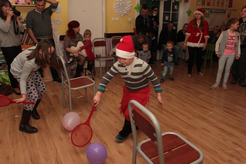 Święty Mikołaj rozpoczął wizytę u dzieci w gminie Kunice