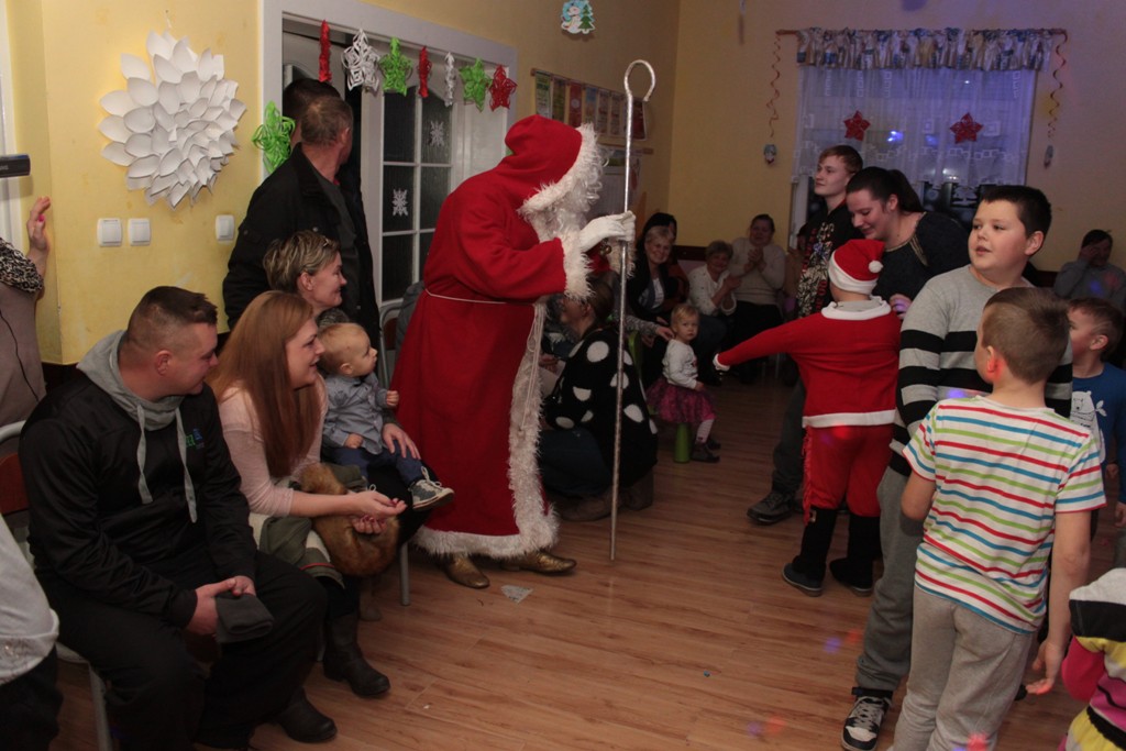 Święty Mikołaj rozpoczął wizytę u dzieci w gminie Kunice