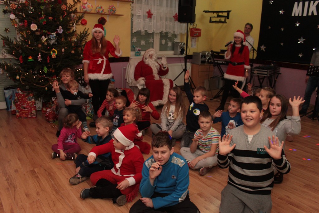 Święty Mikołaj rozpoczął wizytę u dzieci w gminie Kunice