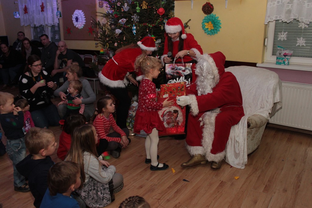 Święty Mikołaj rozpoczął wizytę u dzieci w gminie Kunice