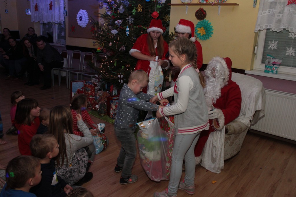 Święty Mikołaj rozpoczął wizytę u dzieci w gminie Kunice