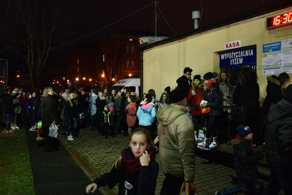 Legniczanie już mogą kręcić piruety na sztucznym lodowisku