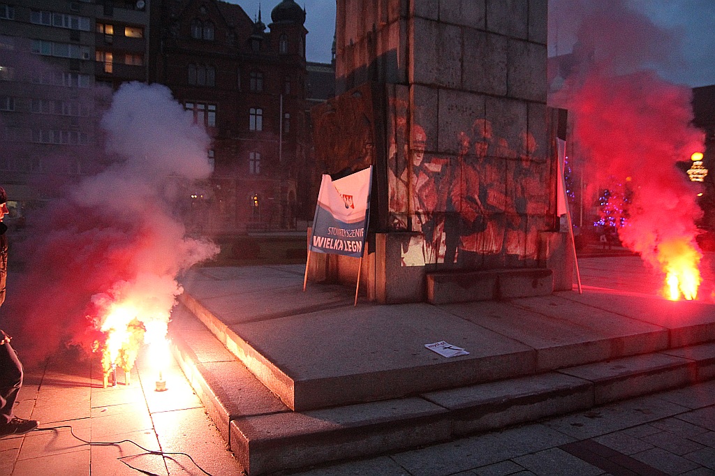 Garstka narodowców manifestowała w 35. rocznicę stanu wojennego