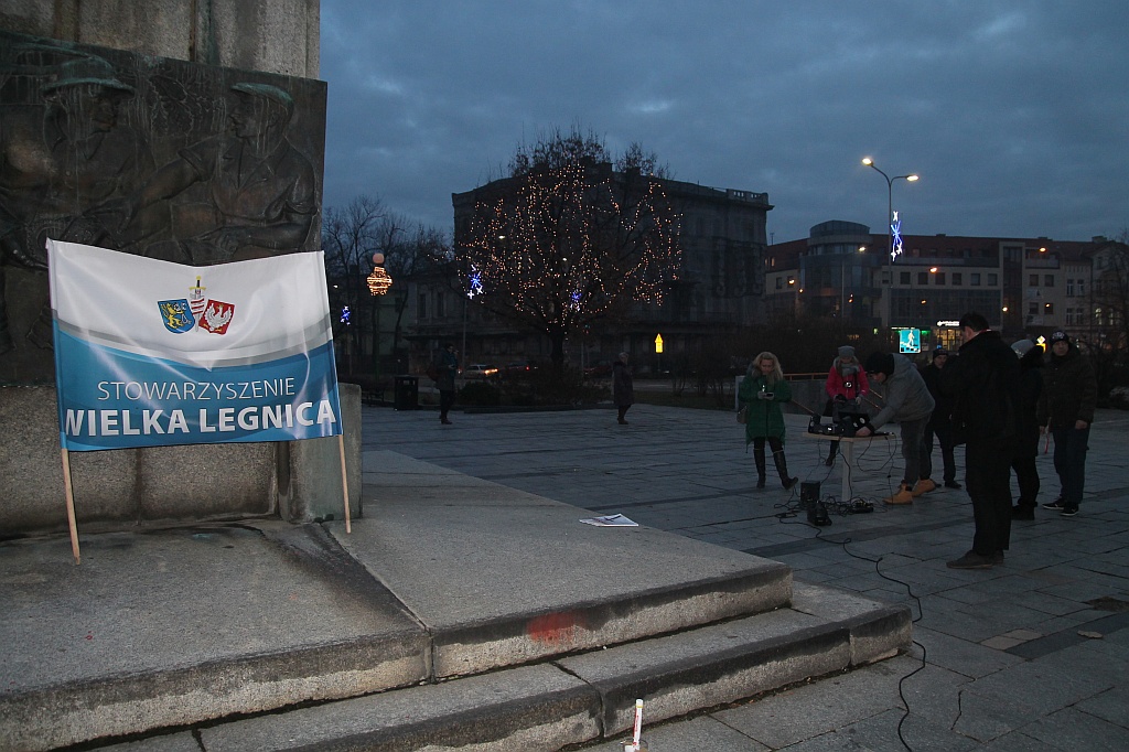 Garstka narodowców manifestowała w 35. rocznicę stanu wojennego
