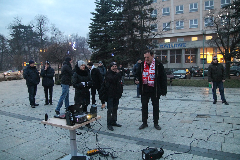 Garstka narodowców manifestowała w 35. rocznicę stanu wojennego