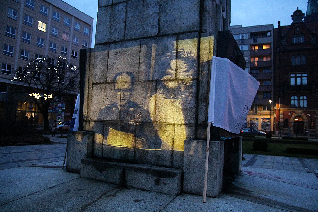 Garstka narodowców manifestowała w 35. rocznicę stanu wojennego