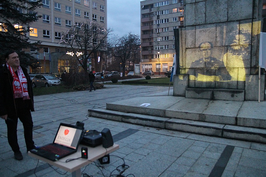 Garstka narodowców manifestowała w 35. rocznicę stanu wojennego