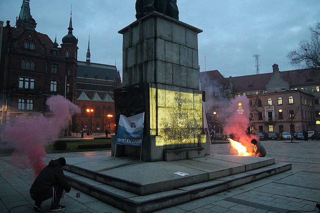 Garstka narodowców manifestowała w 35. rocznicę stanu wojennego