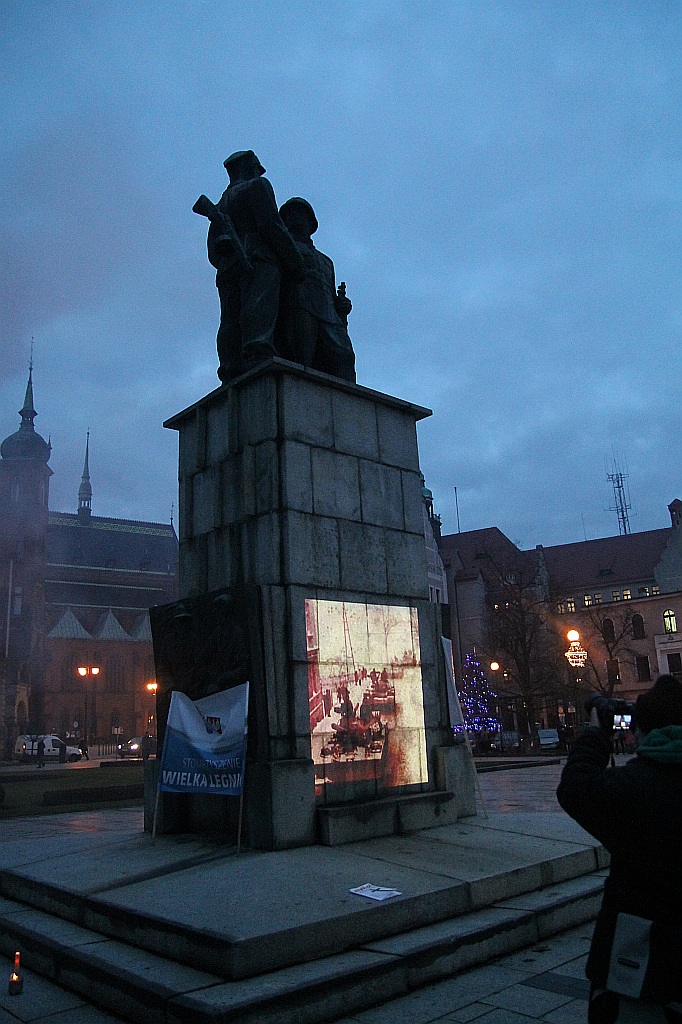 Garstka narodowców manifestowała w 35. rocznicę stanu wojennego
