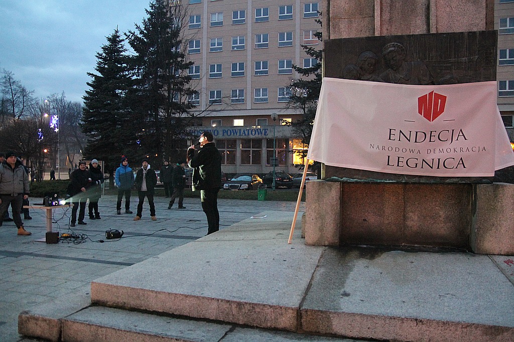 Garstka narodowców manifestowała w 35. rocznicę stanu wojennego