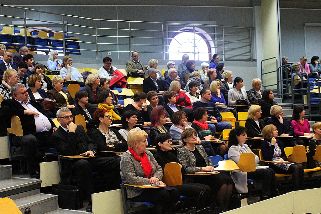 Dyrektorzy legnickich szkół wysłuchali wykładu kuratora