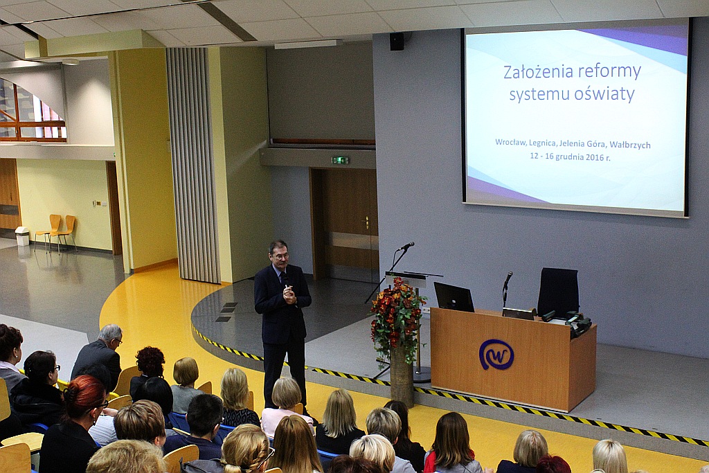 Dyrektorzy legnickich szkół wysłuchali wykładu kuratora