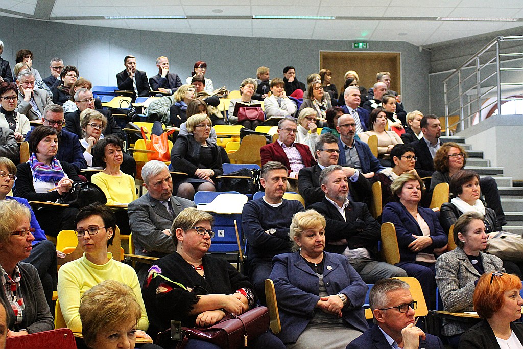 Dyrektorzy legnickich szkół wysłuchali wykładu kuratora