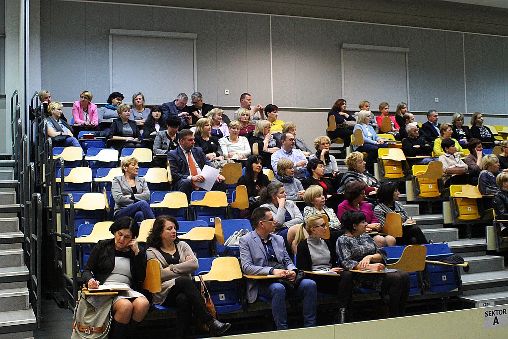 Dyrektorzy legnickich szkół wysłuchali wykładu kuratora