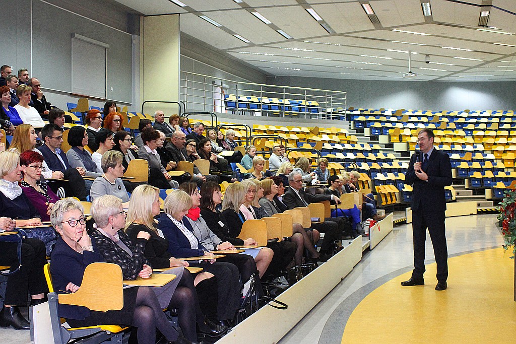 Dyrektorzy legnickich szkół wysłuchali wykładu kuratora