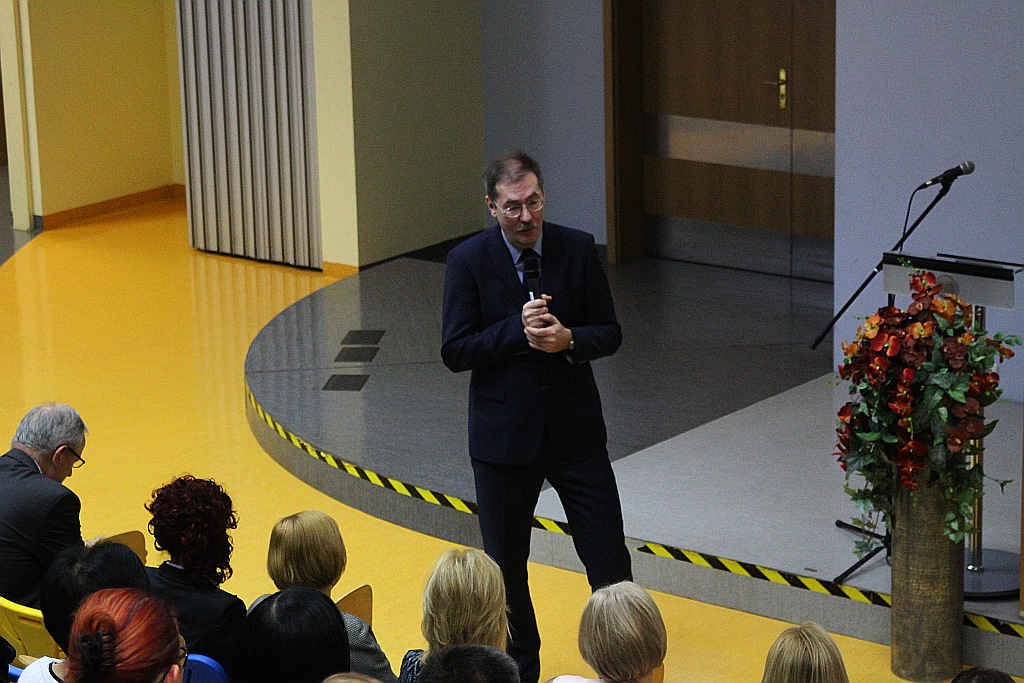 Dyrektorzy legnickich szkół wysłuchali wykładu kuratora