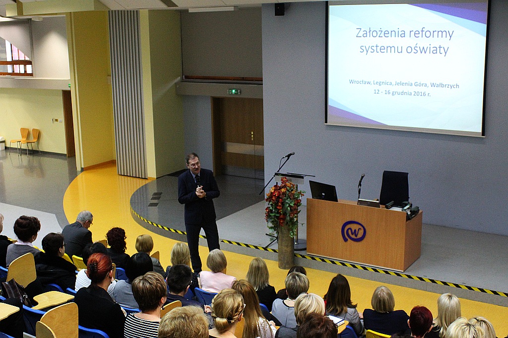 Dyrektorzy legnickich szkół wysłuchali wykładu kuratora