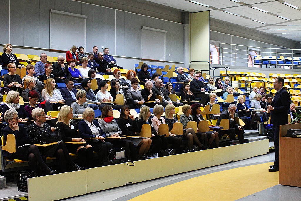 Dyrektorzy legnickich szkół wysłuchali wykładu kuratora