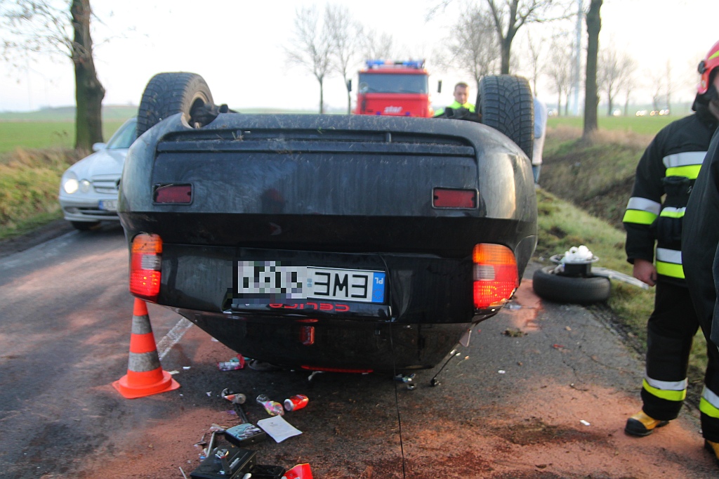 Dachowanie Toyoty na drodze między Koskowicami a  Księginicami