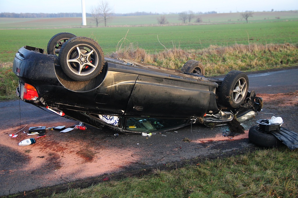 Dachowanie Toyoty na drodze między Koskowicami a  Księginicami