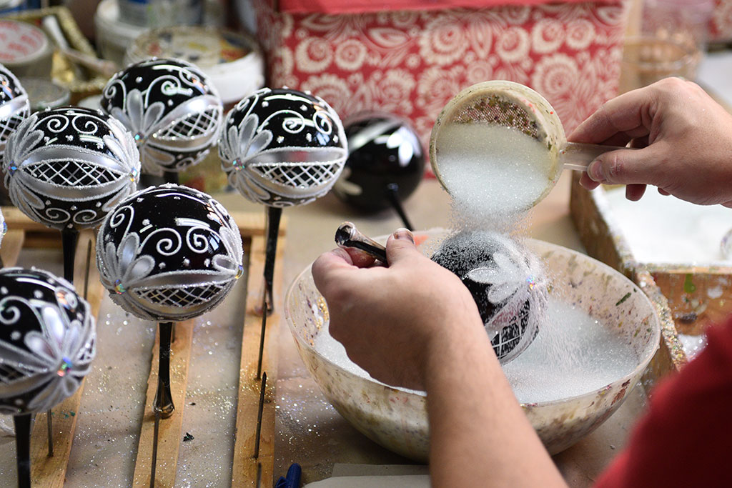 Świąteczny czar zaklęty w bombkach. Zobaczcie jak powstają