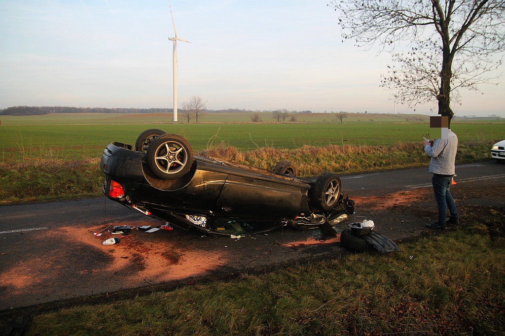 Dachowanie Toyoty na drodze między Koskowicami a  Księginicami