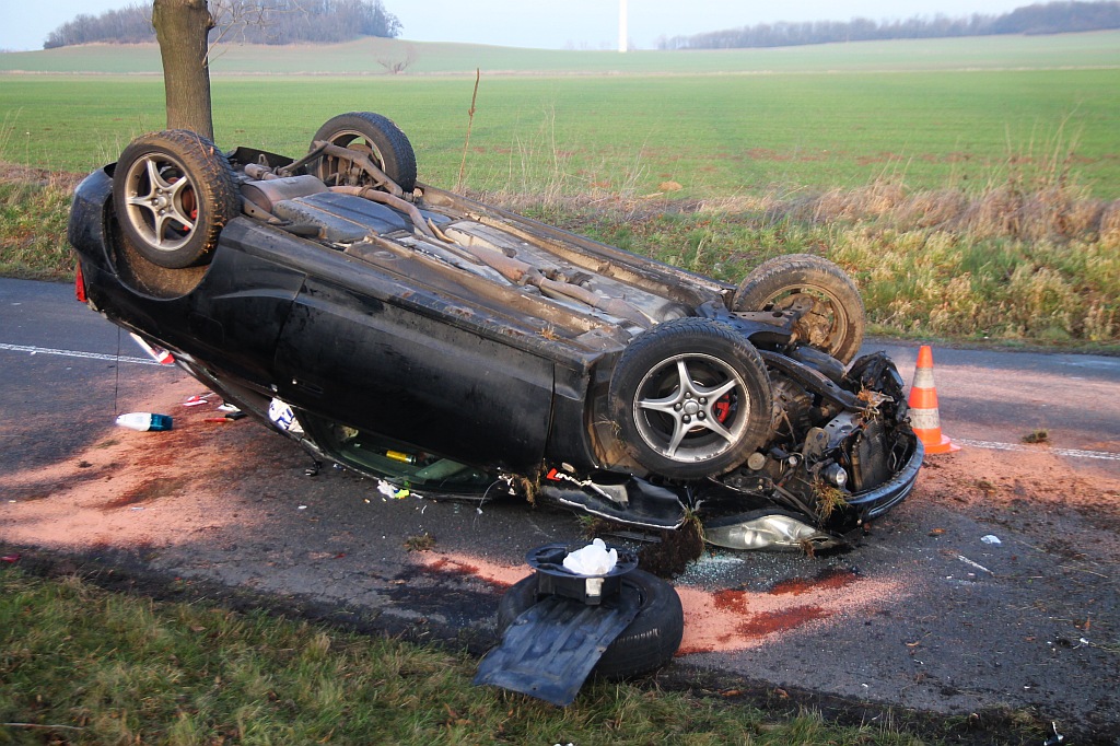 Dachowanie Toyoty na drodze między Koskowicami a  Księginicami