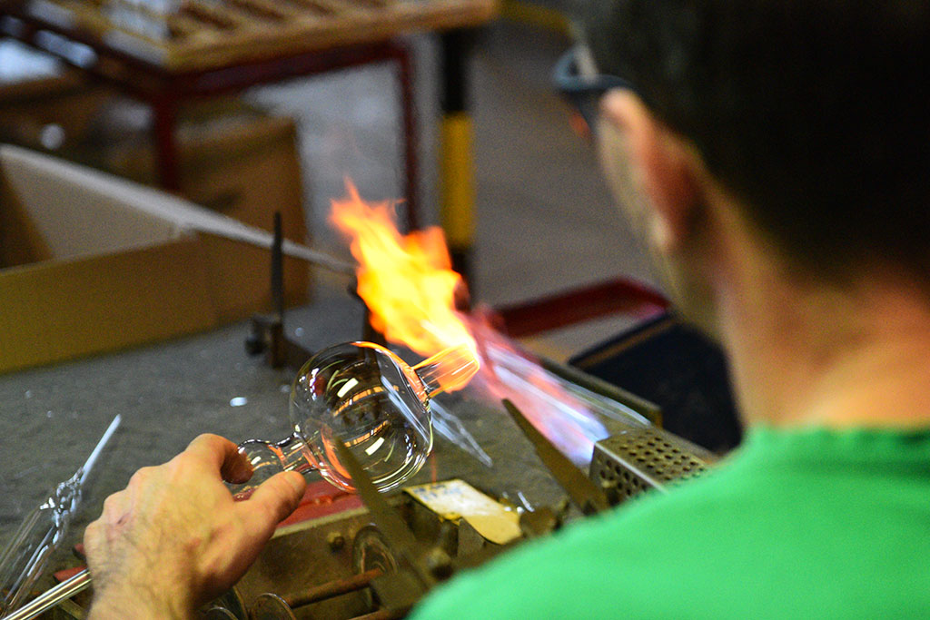 Świąteczny czar zaklęty w bombkach. Zobaczcie jak powstają