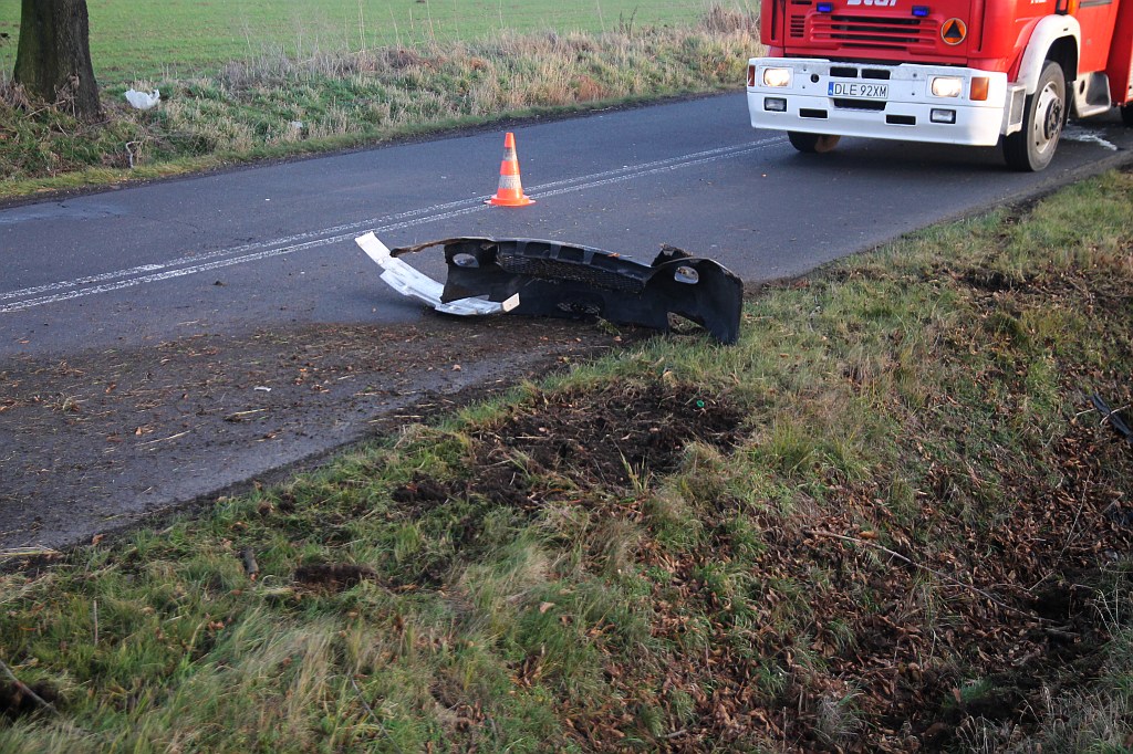 Dachowanie Toyoty na drodze między Koskowicami a  Księginicami