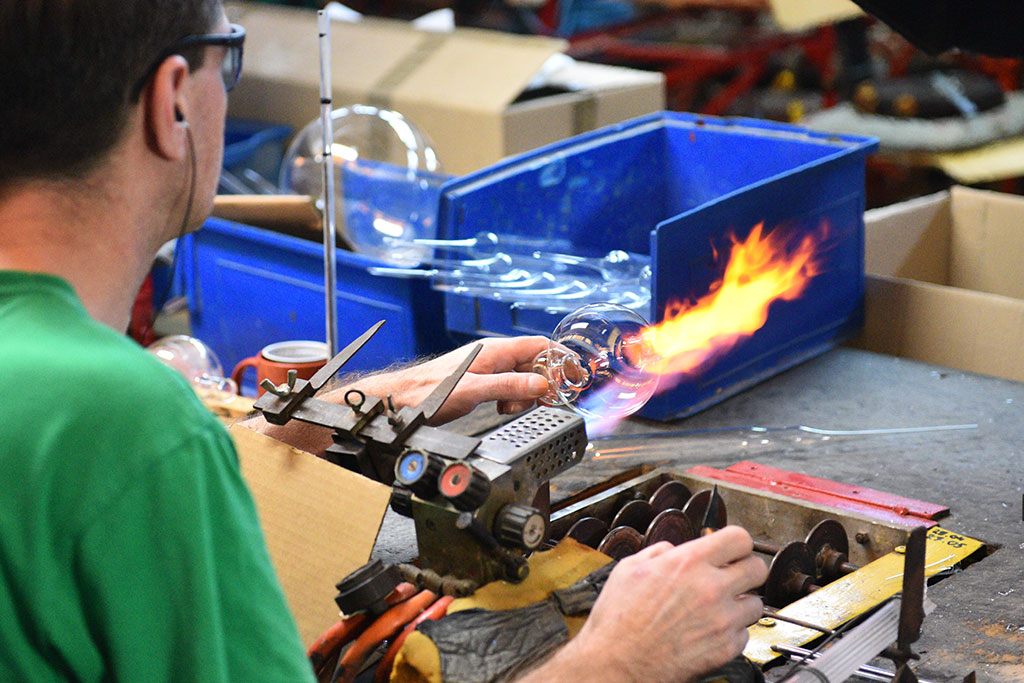 Świąteczny czar zaklęty w bombkach. Zobaczcie jak powstają