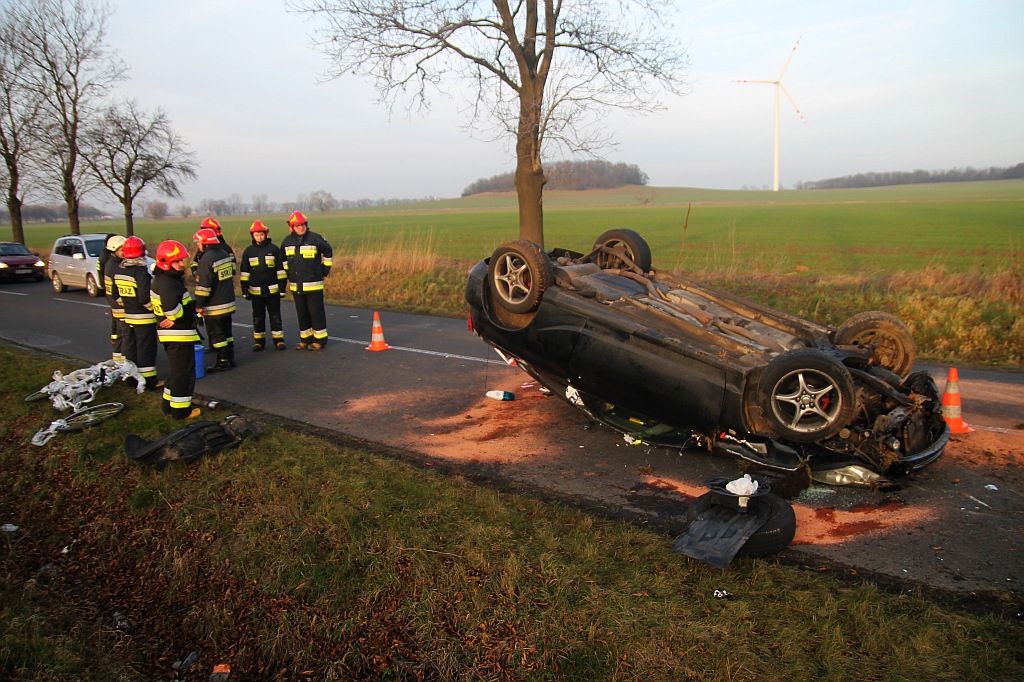 Dachowanie Toyoty na drodze między Koskowicami a  Księginicami